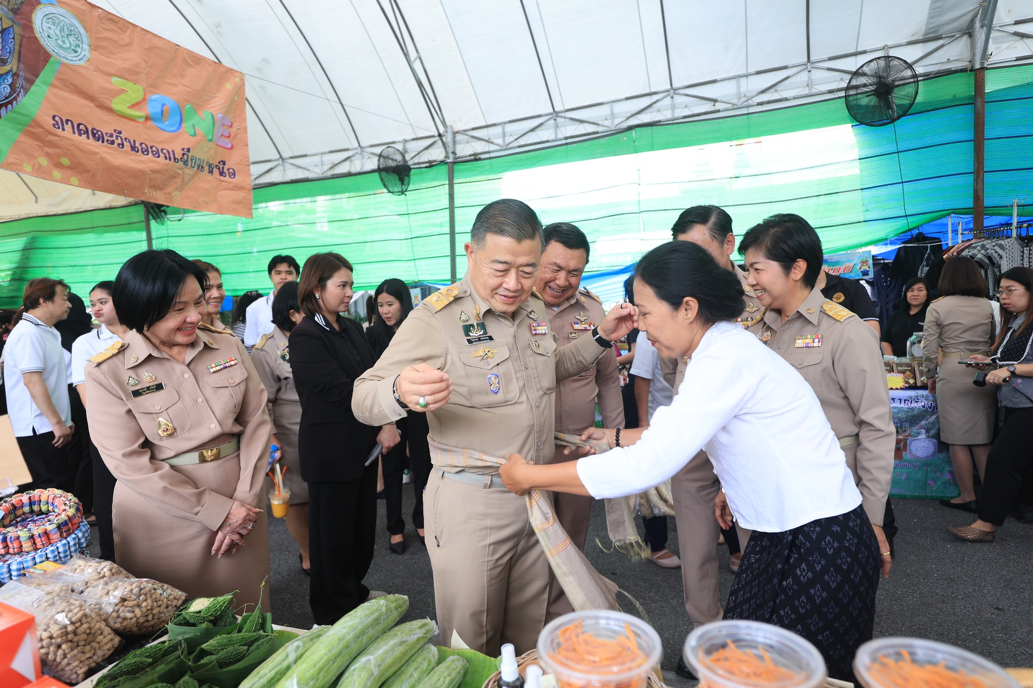 title - ปลัดกระทรวงเกษตรฯ และผู้บริหาร ส.ป.ก. เยี่ยมชมร้านค้า ในงานวันคล้ายวันสถาปนา ส.ป.ก. ครบรอบ 51 ปี